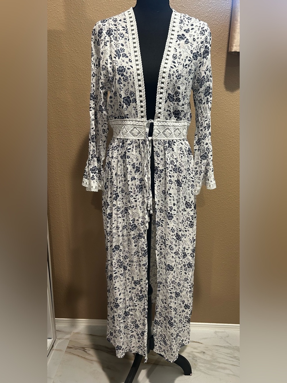Floral Lace-Trim Kimono Robe in White & Navy